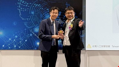 前往 大數據中心副院長郭錦輯榮獲2025 AI Award特殊貢獻獎