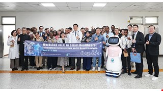從醫療大數據到AI照護機器人 國際交流團蒞院參訪