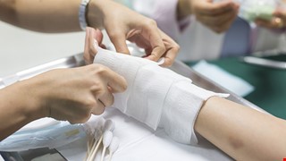 Emergency—Dressing Change of Wounds /Precautions for Artificial Skin Dressing 急診—擦傷傷口換藥/人工皮換藥注意事項