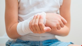 Emergency department-precautions for dressing change of laceration wound 急診—撕裂傷傷口換藥注意事項