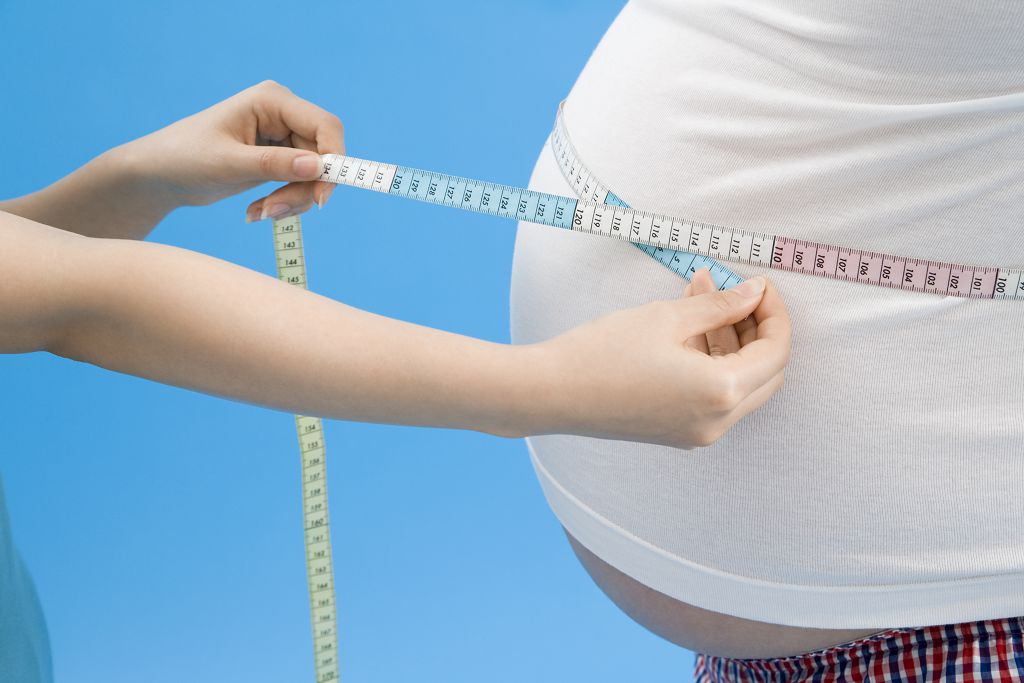 男性腰圍≧90公分，女性腰圍≧80公分，被定義為腹部肥胖（或稱中央性肥胖）